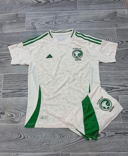 طقم المنتخب الابيض