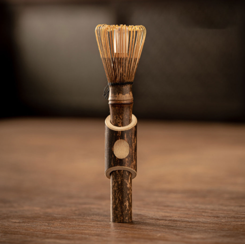 وسك خفق الماتشا بساق طويلة