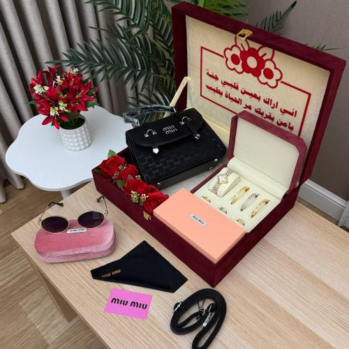 طقم نسائي هديه مرتبه ومغلفه لمن تحب