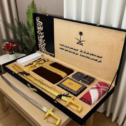 بوكس رجالي هدايا الزواج سيف وبشت وشماغ مع عبارة اهداء