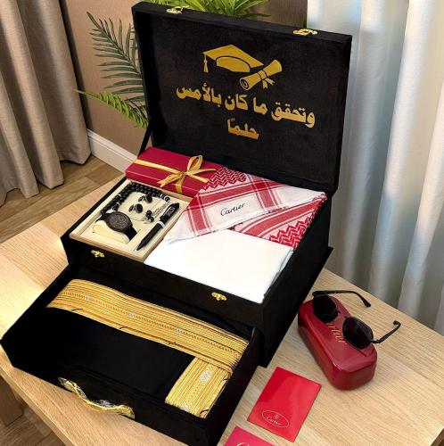 هدايا للمناسبات بتصميم الاسم والاهداء حسب الطلب بوكس مخمل اسود