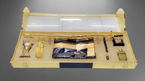 هدايا رجالي بكس مشلح وسيف داخل بوكس ملكي شفاف