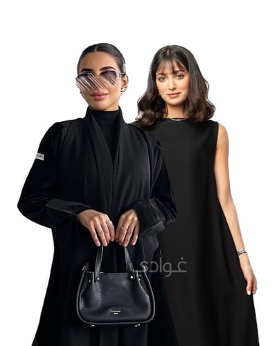 عباية سوداء بتداخل بين المخمل الأسود و التفة الروس...
