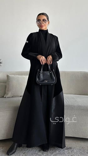 عباية سوداء بتداخل بين المخمل الأسود و التفة الروس...