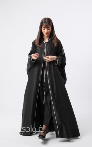 عباية بشت سوداء بقصة الفراشة بقيطان باللون الابيض-...