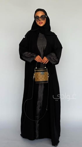 عباية سوداء مموجه ربع كلوش بقطعة من الجاكار البني...