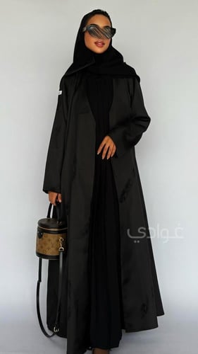 عباية سوداء بفستان متصل بقماش الجاكار الصيفي البار...