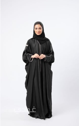 عباية بشت سوداء بقصة الفراشة بقيطان باللون الابيض-...