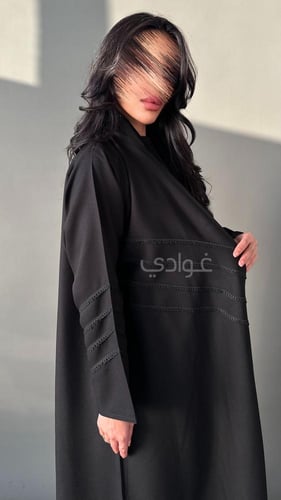 عباية كلوش سوداء من ليمار بتفاصيل طرّة أمامية ناعم...