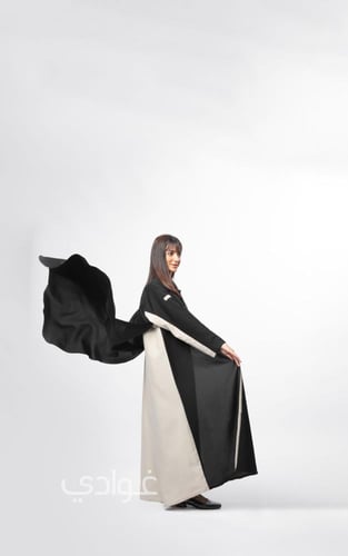 عباية بقصة عادية بقطعة من الخلف - 11071
