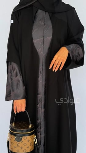 عباية سوداء مموجه ربع كلوش بقطعة من الجاكار البني...