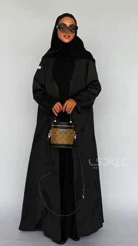 عباية سوداء بفستان متصل بقماش الجاكار الصيفي البار...