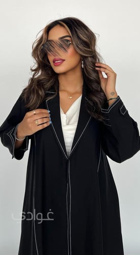 عباية سوداء نصف كلوش بتطريز أبيض - 11137