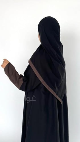 عباية عيد سوداء ربع كلوش بتداخل اللون البني تزدان...