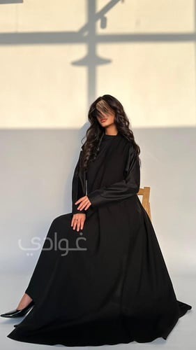 عباية سوداء نصف كلوش بأكمام من الجاكار 11148