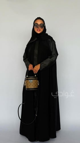 عباية عيد سوداء بسحاب مخفي ربع كلوش بتداخل قماش ال...