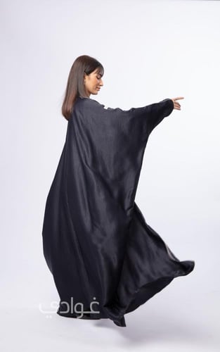 عباية بشت كحلي بقصة الفراشة بقيطان باللون الرمادي-...