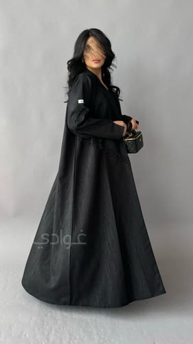 عباية سوداء نصف كلوش تزدان بالشك- 11232