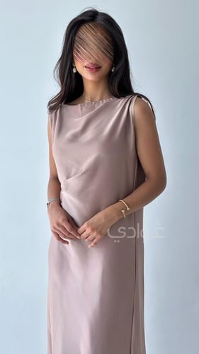 فستان بيج حرير بثلاث كسرات جانبية- 11241
