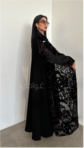 عباية سوداء ربع كلوش بمخمل مشجّر مع شال بِعِدَّة ت...