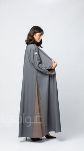 عباية باللون الرمادي الفاتح بأكمام مبطنة وجوانب بن...