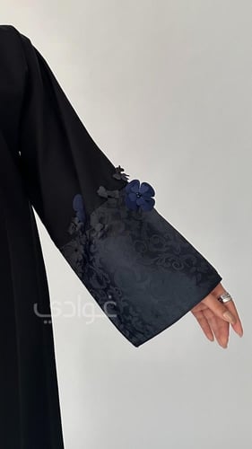 عباية سوداء ربع كلوش بتطريز الورد البارز - 11101