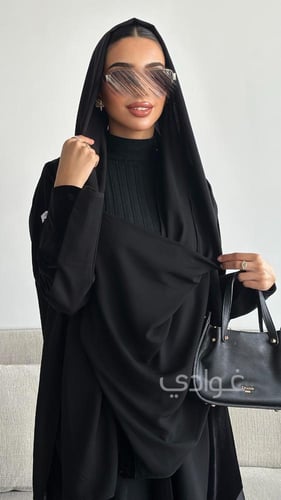 عباية سوداء بتداخل بين المخمل الأسود و التفة الروس...