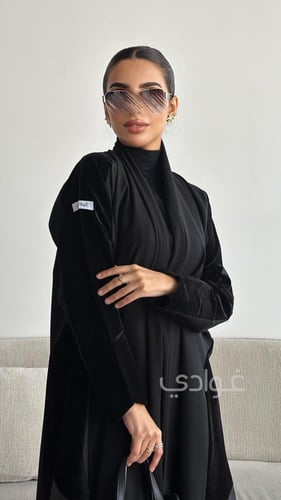 عباية سوداء بتداخل بين المخمل الأسود و التفة الروس...
