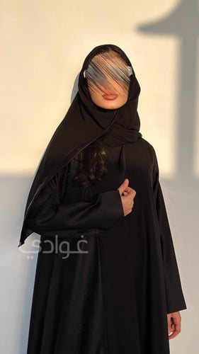 عباية سوداء نصف كلوش بأكمام من الجاكار 11148