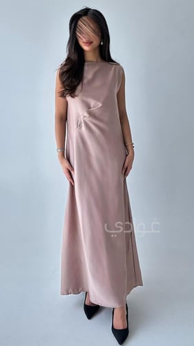 فستان بيج حرير بثلاث كسرات جانبية- 11241