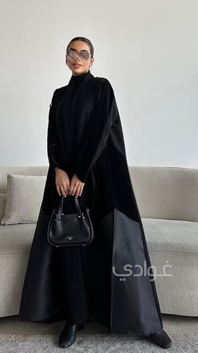عباية سوداء بتداخل بين المخمل الأسود و التفة الروس...