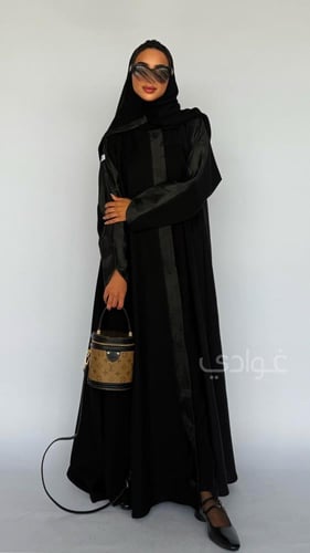 عباية عيد سوداء بسحاب مخفي ربع كلوش بتداخل قماش ال...