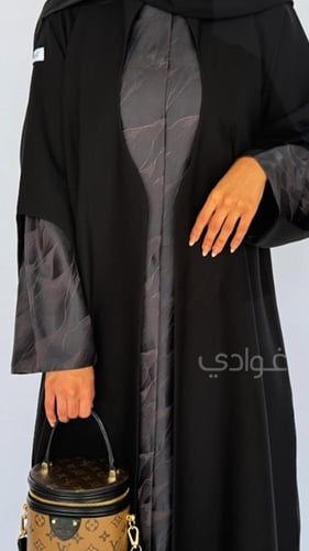 عباية سوداء مموجه ربع كلوش بقطعة من الجاكار البني...