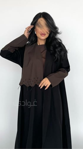 عباية عيد سوداء ربع كلوش بتداخل اللون البني تزدان...