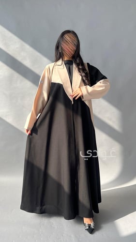عباية عيد سوداء بتداخل اللون البيج في الجزء العلوي...