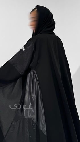 عباية سوداء ربع كلوش بتداخل قماش جاكار وستان - 111...