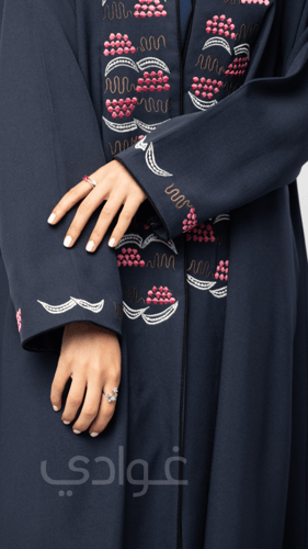 عباية نصف كلوش كحلية مزخرفة من الامام باللون الورد...