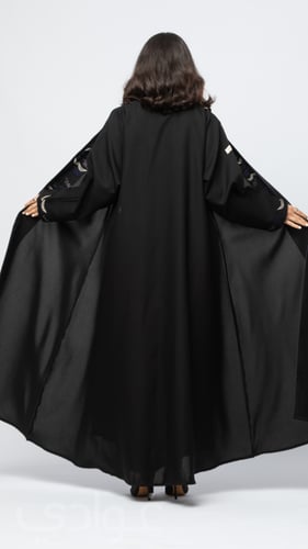 عباية نصف كلوش سوداء مزخرفة من الامام باللون الازر...