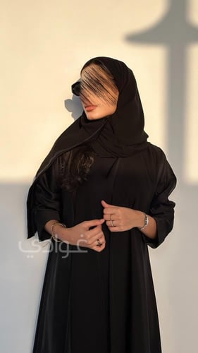 عباية سوداء نصف كلوش بأكمام من الجاكار 11148