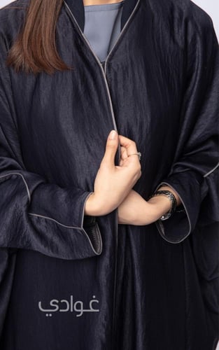 عباية بشت كحلي بقصة الفراشة بقيطان باللون الرمادي-...