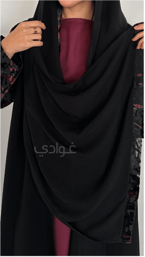 عباية سوداء ربع كلوش بمخمل مشجّر مع شال بِعِدَّة ت...