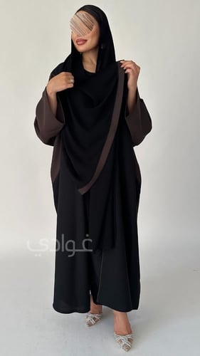 عباية بشت سوداء واكمام باللون البني بقماش ليمار -...