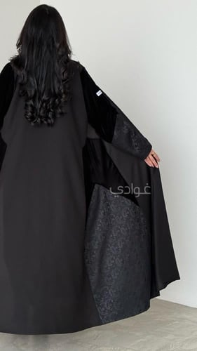عباية شتوية سوداء ربع كلوش بتداخل بين المخمل الأسو...