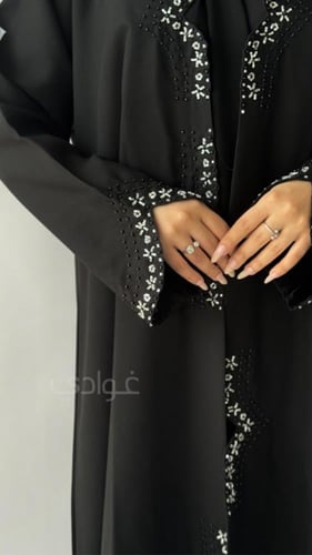 عباية عيد سوداء ربع كلوش بقماش الليمار بتداخل الشك...