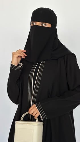 عباية سوداء مخططة باللون البيج- 11200