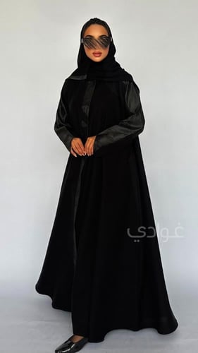 عباية عيد سوداء بسحاب مخفي ربع كلوش بتداخل قماش ال...