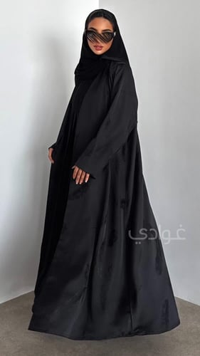 عباية سوداء بفستان متصل بقماش الجاكار الصيفي البار...
