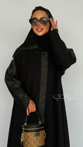 عباية عيد سوداء بسحاب مخفي ربع كلوش بتداخل قماش ال...