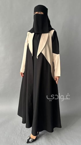 عباية عيد سوداء بتداخل اللون البيج في الجزء العلوي...