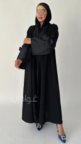 عباية سوداء ربع كلوش بتطريز الورد البارز - 11101